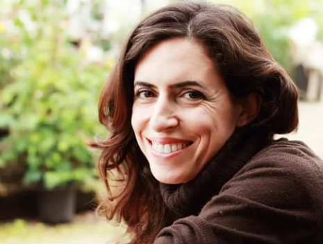 <em>Ana María J.</em>